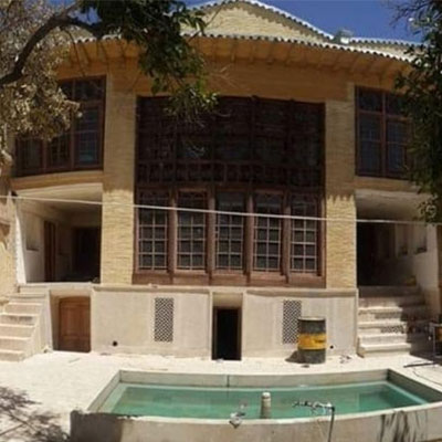 خانه آمنه و مهدی چکامه حقیقی در شیراز، از جمله آثار تاریخی و دیدنی مربوط به عصر قاجار است.