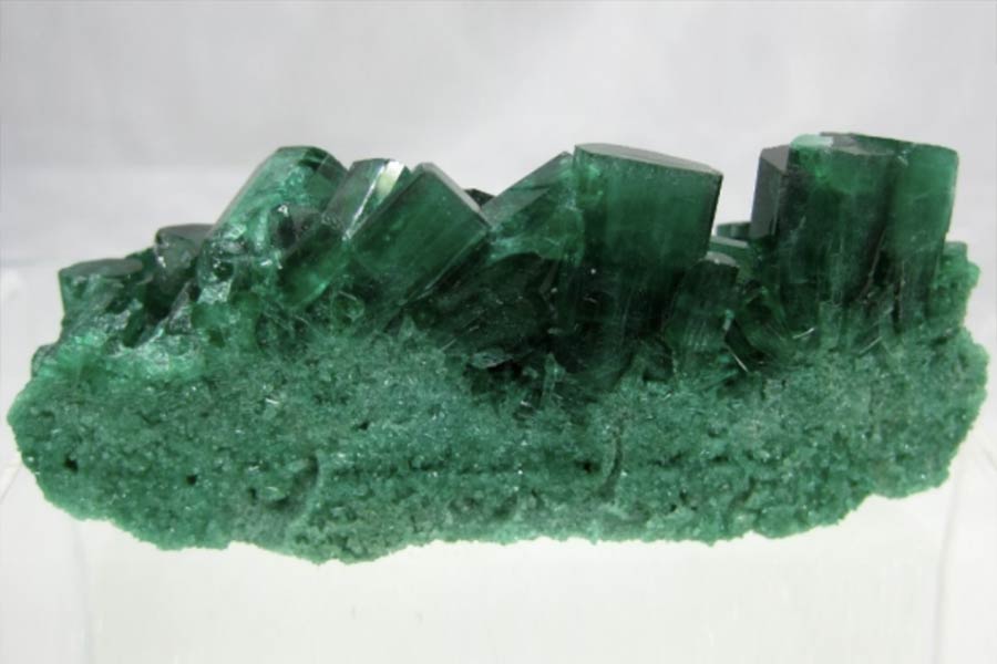 زمردهای پرورش یافته با روش فلاکس