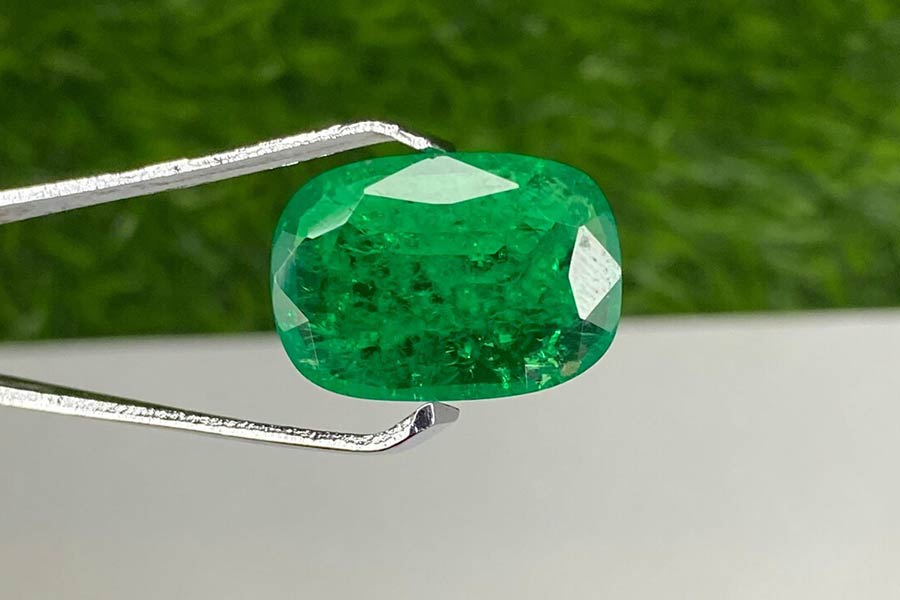 زمرد سبز رشد یافته در سیستم هیدروترمال، با درجه کیفیت AAA