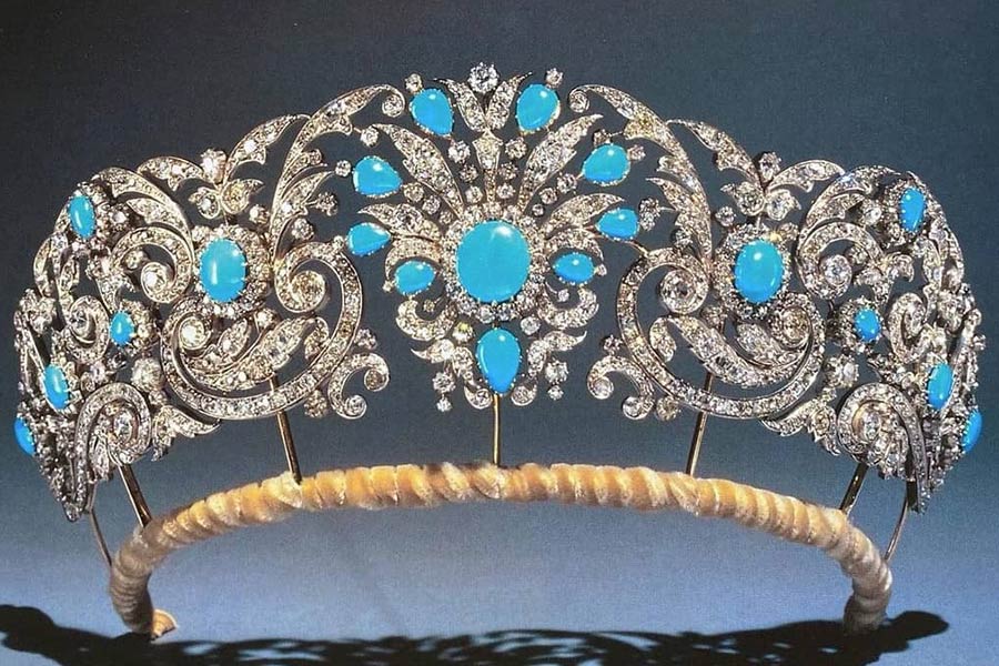 تاج فیروزه تک (Teck)، مزین شده به فیروزههای اصیل نیشابور