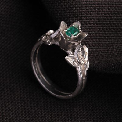 نگین سبز زمرد کلمبیا با تراش چند وجهی، وزن 0.4 قیراط