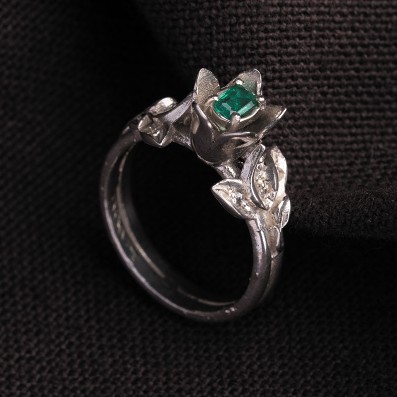 نگین سبز زمرد کلمبیا با تراش چند وجهی، وزن 0.4 قیراط