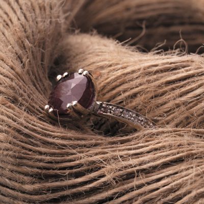 یاقوت سرخ باعث گردش خون سالم در بدن شده و روی ناحیه معده، کمر و سیستم هضم مؤثر است.