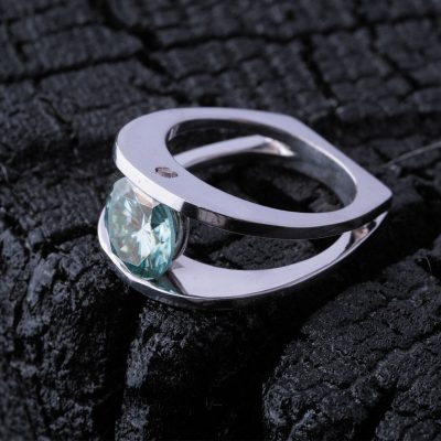 موزانایت درخشندگی و جرقه بالاتری نسبت به الماس دارد.