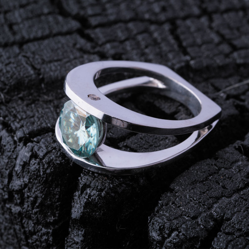 نگین مویزنایت سبز روسیه با تراش چند وجهی، وزن 2 قیراط