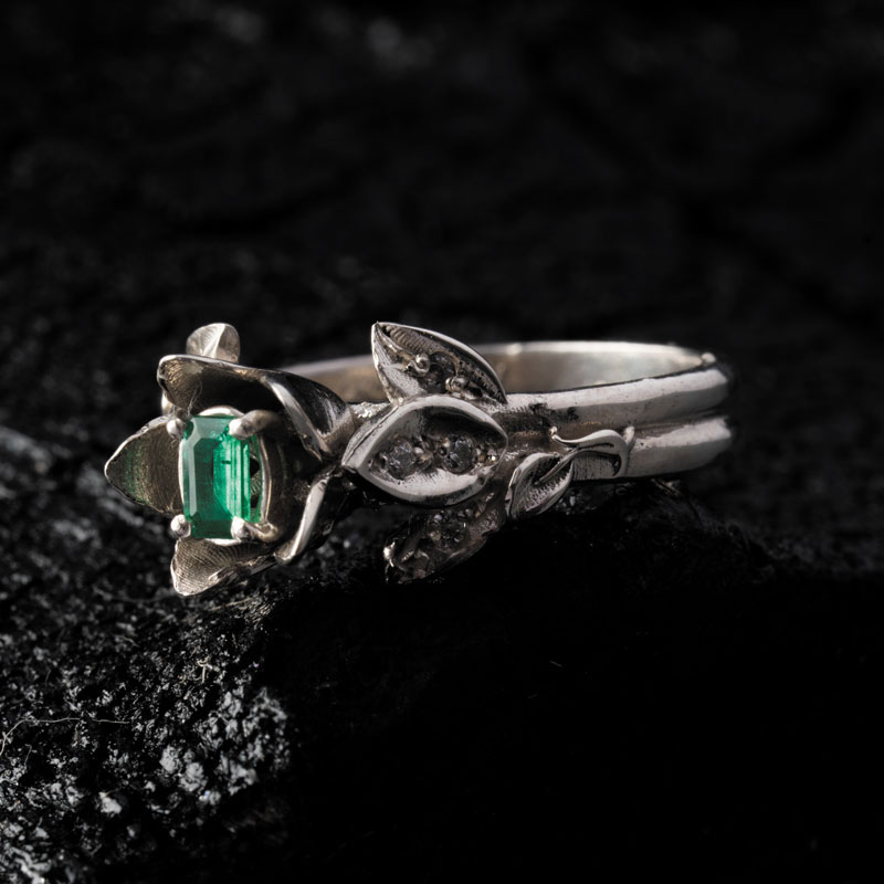 انگشتر زمرد لایزنگان