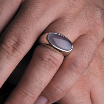 نگینهای عقیق کبود در درمان خونریزیهای شدید، بخصوص برای زنان بسیار مؤثر است.