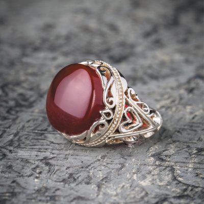 بجا آوردن نماز با انگشتر جزع یمانی ثواب و پاداش بسیاری برای صاحبش به ارمغان میآورد.