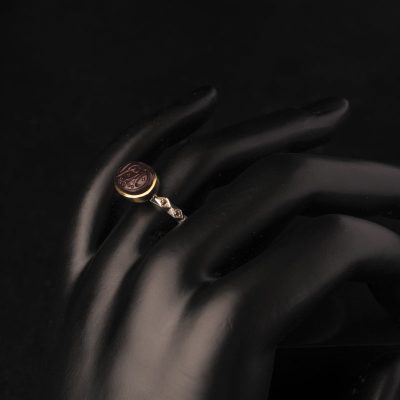 نگین عقیق یمن سرخ با حکاکی «یا زهراء» و امضاء قاسمی، ابعاد 7*9 میلی‌متر