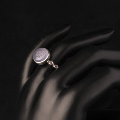 عقیق یمنی از نظر طرح و رنگ، حوزه‌ی نسبتاً وسیعی از طرح‌ها و رنگ‌ها را در بر می‌گیرد.