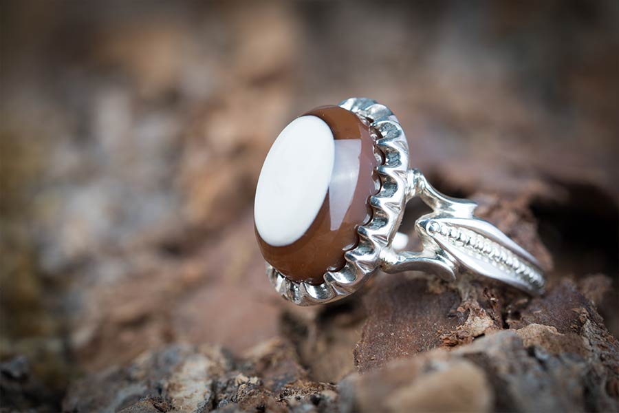 عقیق چشمی از نوارهایی با دایره‌های متحدالمرکز ساخته شده‌اند.