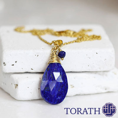 استفاده از پنبه آغشته به استون یا پدهای لاک پاک‌کن، یکی از روش‌های مناسب جهت تشخیص نگین طبیعی لاجورد از نمونه‌های رنگ شده است.