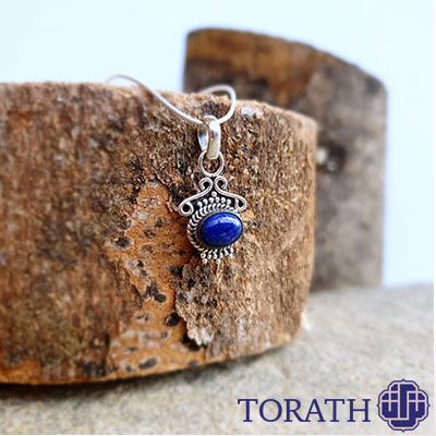 مشاهده رنگ یکدست، حالت پلاستیکی، سریع گرم شدن نگین در زمان دست گرفتن سنگ، از جمله روش‌های شناسایی اولیه تشخیص لاجورد است.