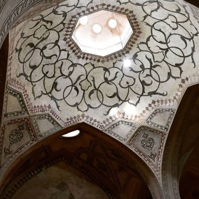 ارگ کریمخانی، محل زندگی یکی از عادلترین پادشاهان ایران (کریمخان زند) بوده و امروزه از محبوبترین و مشهورترین نقاط گردشگری شیراز به حساب میآید.