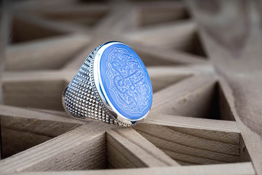 انگشتر رحمت با رکاب حصیری، مزین به عقیق یمنی با نقش "یا رحمن یا رحیم"