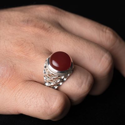 عقیق حرز در سفر است و آسیبهای ناشی از سفر را رفع میکند.