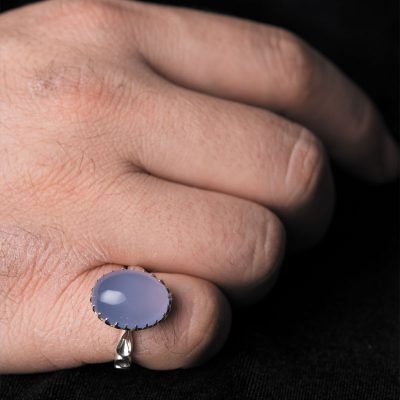 نگین عقیق کبود یمن با تراش دامله، ابعاد 12*16 میلی‌متر