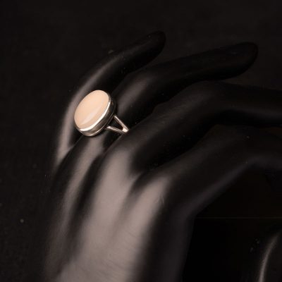 نگین عقیق شیری یمن با تراش دامله، ابعاد 7*9 میلی‌متر