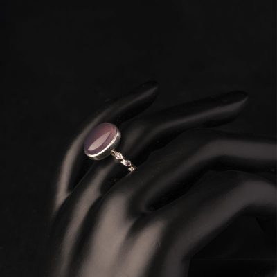 نگین عقیق یمن سوسنی با تراش دامله، ابعاد 7*9 میلیمتر