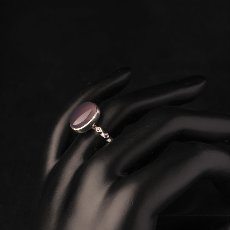 نگین عقیق یمن سوسنی با تراش دامله، ابعاد 7*9 میلیمتر