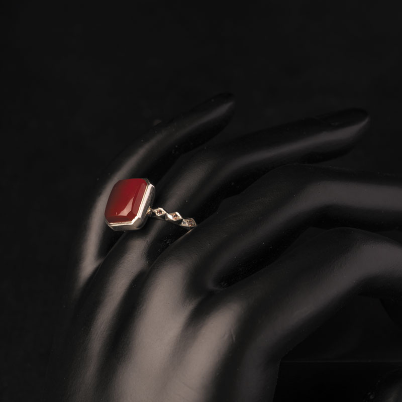 نگین عقیق سرخ یمن با تراش دامله، ابعاد 9*7 میلیمتر