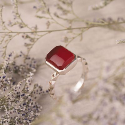 پوشیدن انگشتر عقیق در سیره و روایات اهل بیت جایگاه والایی دارد.