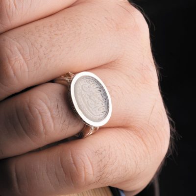 نگین عقیق نباتی یمن با حکاکی «إِیَّاکَ نَعْبُدُ وَ إِیَّاکَ نَسْتَعین» و امضاء احمد، ابعاد 13*17.5 میلی‌متر