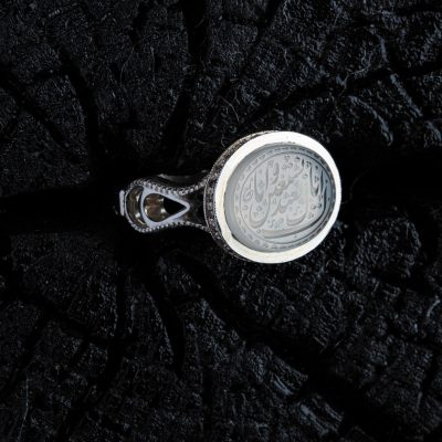 پوشیدن انگشتر عقیق موجب رفع حزن و اندوه میشود.