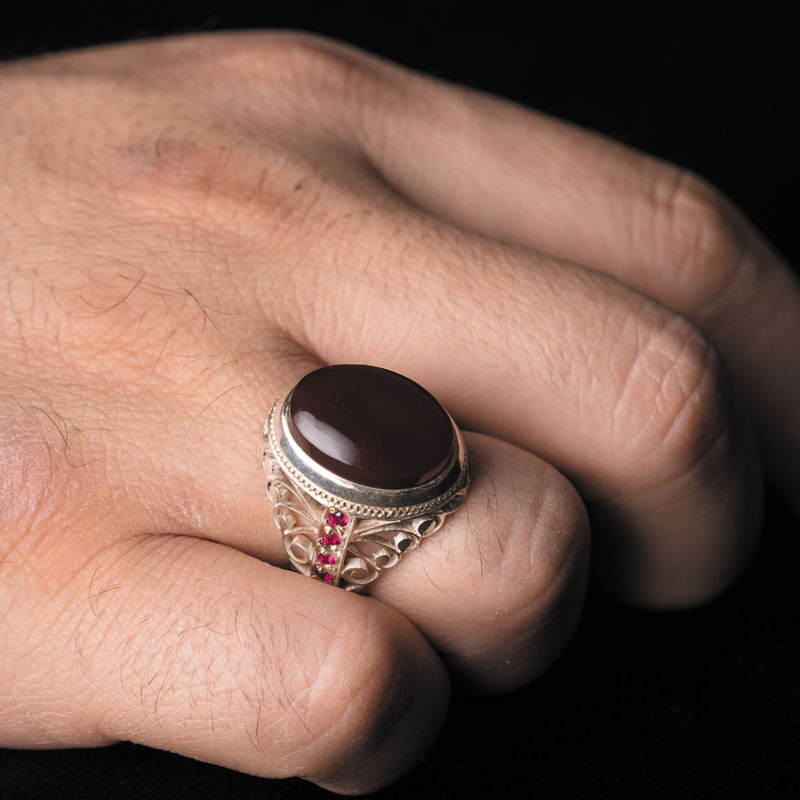 نگین عقیق سرخ یمن با تراش دامله، ابعاد 15*13 میلیمتر