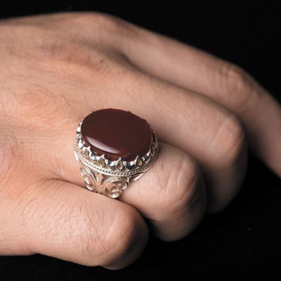 نگین عقیق سرخ یمن با تراش دامله، ابعاد 10*16 میلیمتر