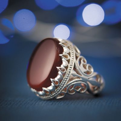 عقیق یمانی بهترین عقیق برای جای گرفتن روی انگشت است.