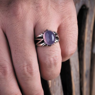 پوشیدن انگشتر عقیق حاجات انسان را برآورده میکند.