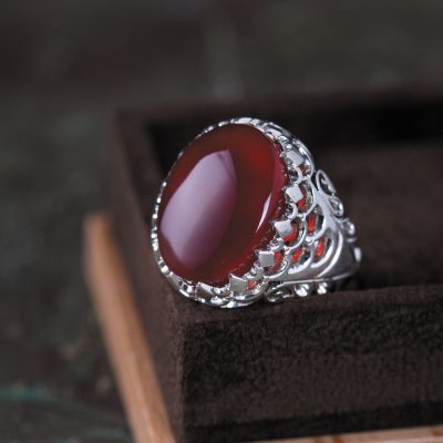 انگشترهای شست معمولاً پهن یا حجیم انتخاب میشوند.