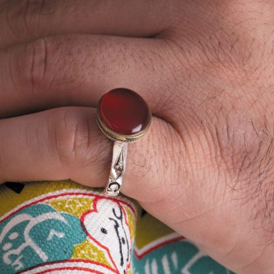 نگین عقیق یمن قرمز با تراش دامله، ابعاد 16*12.5 میلی‌متر