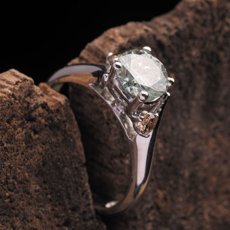 نگین موزانایت سبز روسیه با تراش چندوجهی و وزن 1.5 قیراط