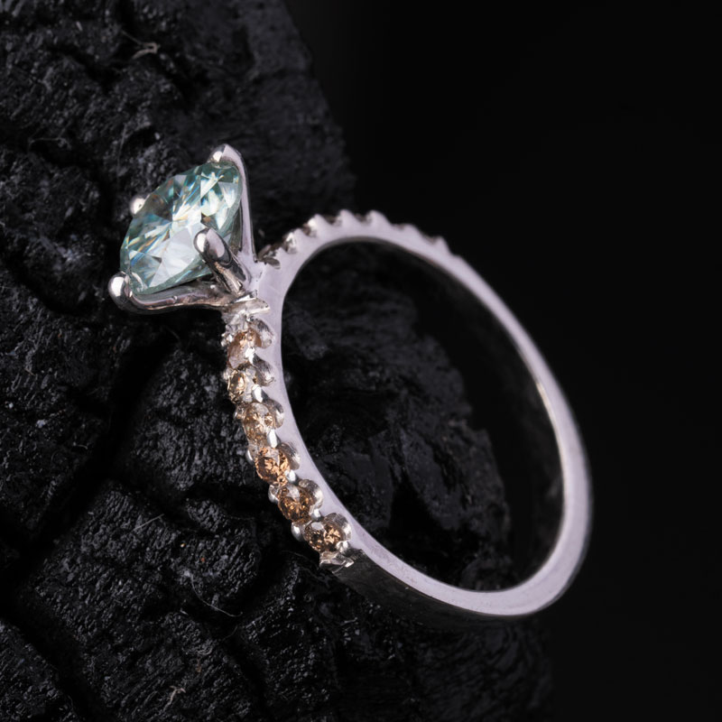 انگشتر موزانایت هنگام