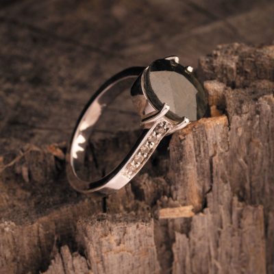 علامت زودیاک باکره (یاقوت کبود) به کارنلین، زیرکون، ساردونیکس، پریدوت و عقیق هم مربوط میشود.