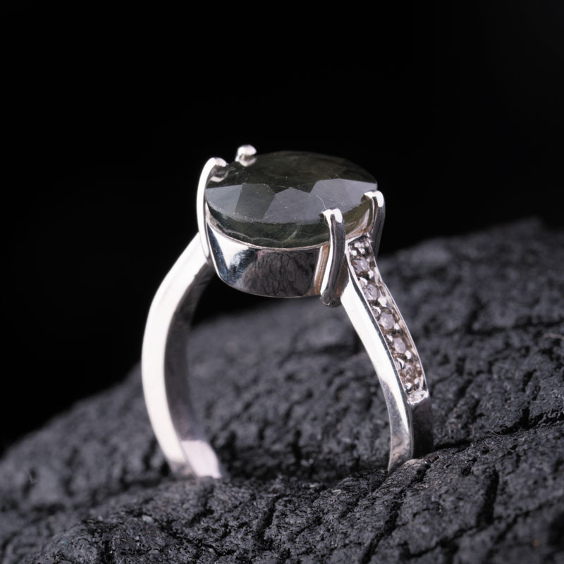 نگین یاقوت سبز تایلند با تراش چندوجهی، وزن 2.5 قیراط