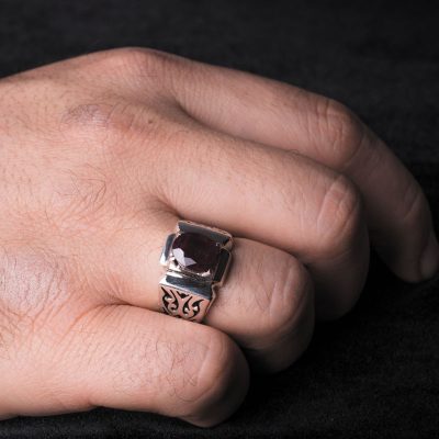 بهتر است در انتخاب انگشترهای نسبتاً عریض، سایز را کمی بزرگ‌تر انتخاب کنید.