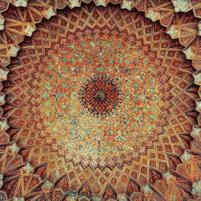 بازار قیصریه یا بازار سلطانی از جمله باشکوهترین بازارهای اصفهان است که با حفظ جلال و شکوه خود در دوران صفوی، امروزه عمدتاً به فعالیت فرش فروشان اختصاص یافته است.