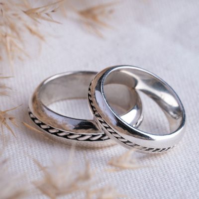 حلقه‌های کوچک‌تر دست‌ها و انگشتان را کوچک‌تر و کوتاه‌تر به نمایش می‌گذارند، در حالی که حلقه‌های ضخیم‌تر تمایل به ایجاد ظاهری طولانی‌تر دارند.