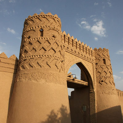 دروازه شارستان یا دروازه شمس آباد در شاهراه باستانی ری – کرمان قرار دارد.