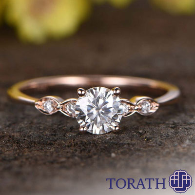 انگشتر یا آویز موزانایت را بپوشید تا به چاکرای تاج شما متصل شود.