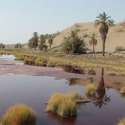 چشمه‌ی آبگرم کلپورگو با رنگ قرمز در دل ریگزارهای جازموریان