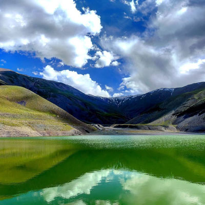 چشمه سبز گل مکان مشهد دریاچه‌ای طبیعی، بکر و چشم‌نواز بر فراز بلندترین نقطه رشته کوه بینالود