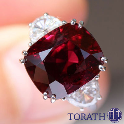 انگشتر خارق‌العاده یاقوت سرخ طلوع آفتاب (Sunrise Ruby) در سال 2015 با قیمت 30.42 میلیون دلار فروخته شد و رکوردها را شکست.