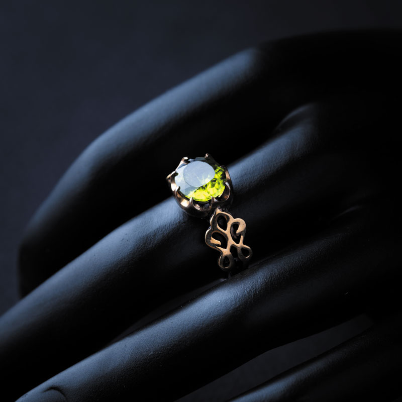 نگین زبرجد سبز تایلند با تراش چندوجهی، وزن 2.5 قیراط