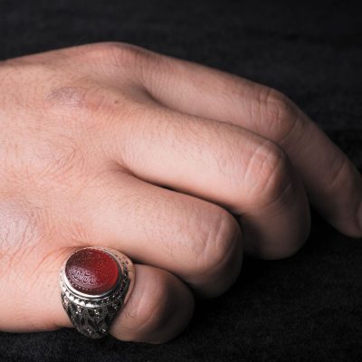نگین عقیق سرخ یمن با حکاکی «و من یتق الله» و امضاء احمد، ابعاد 12*15 میلی‌متر