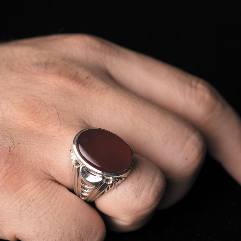 نگین عقیق سرخ یمن با تراش دامله، ابعاد 15*20 میلیمتر