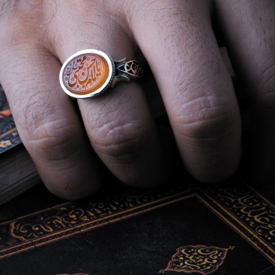 نگین عقیق زرد یمن با حکاکی «یا امام حسن مجتبی» و امضاء حیدر، ابعاد 11*15 میلی‌متر